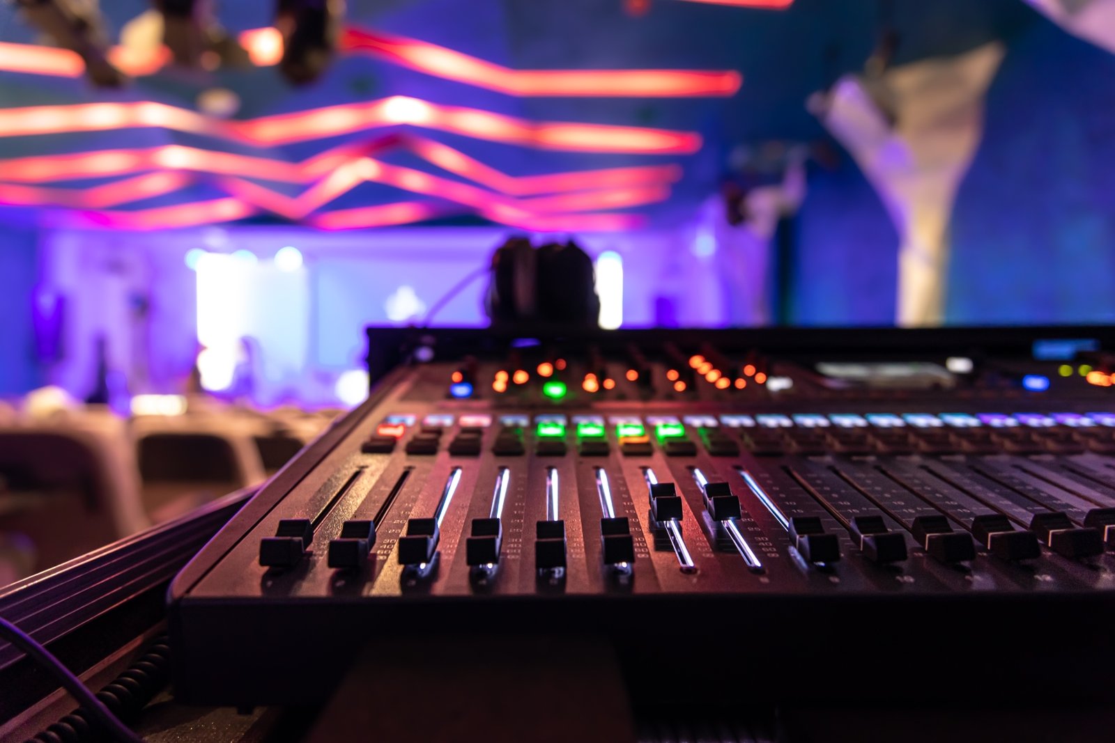 Primer plano del panel de control de la mesa de mezclas de sonido.