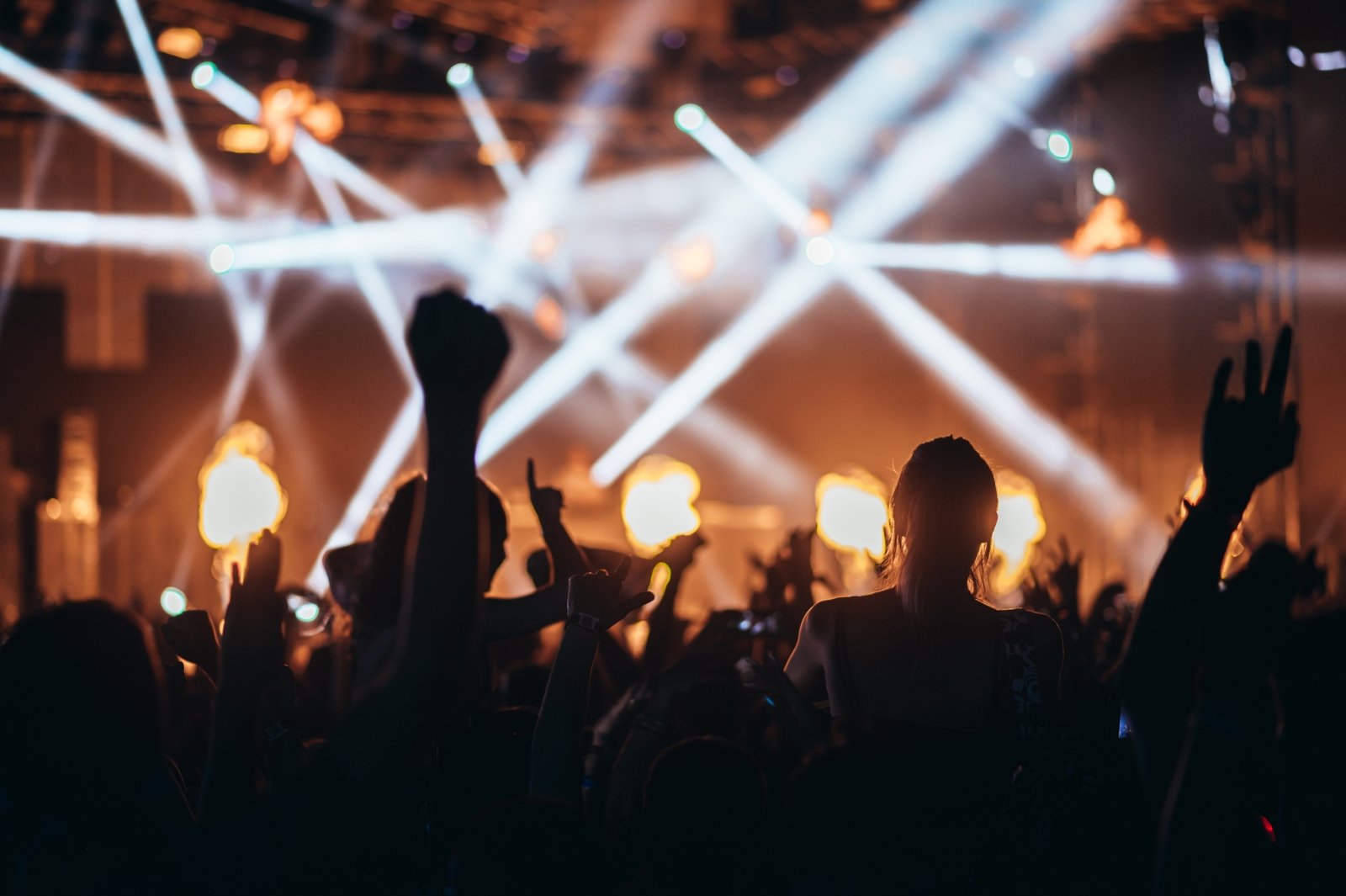 Producción de eventos corporativos o conciertos, iluminación, contenido audiovisual.